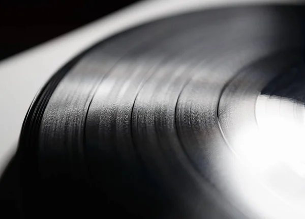 详细的宏观拍摄的黑色复古乙烯基唱片与音乐 专业模拟音频设备 Hipster 高保真音响系统关闭 听音乐 混合和划伤乙烯基唱片 — 图库照片