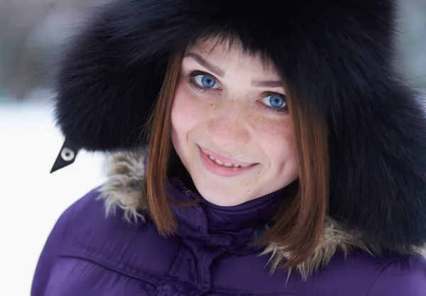 겨울에 야외에서 포즈를 취하는 파란색 친절한 미소와 아름다운 모델입니다 병아리 — 스톡 사진