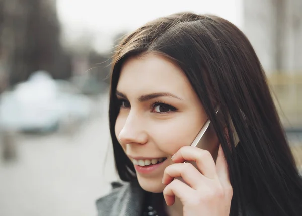 Chica Morena Joven Hablando Por Teléfono Con Una Sonrisa Buena — Foto de Stock