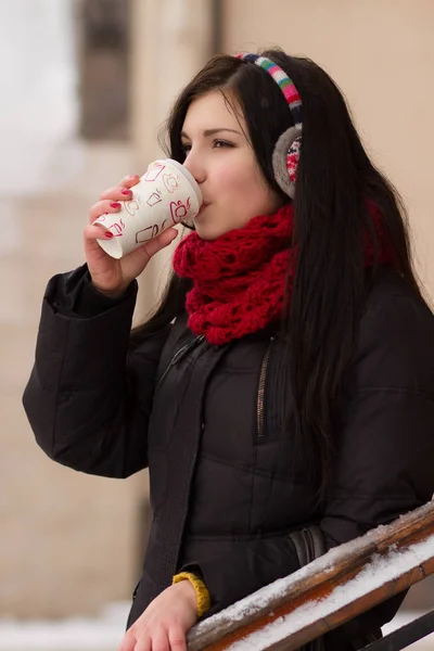 十几岁的女孩喝热咖啡 在冬天暖和起来 — 图库照片