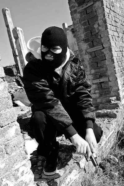 Εγκληματική Άνθρωπος Στο Παλτό Κουκούλα Και Μαύρη Κουκούλα Μάσκα — Φωτογραφία Αρχείου