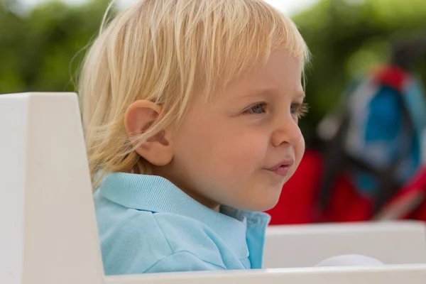 Lycklig Familj Njuter Deras Helg Parken Ljus Sommardag Mamma Son — Stockfoto