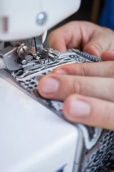 Handen Van Kleermaker Bezig Met Een Naaimachine Met Close Focus — Stockfoto