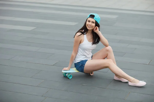 Souriant Jeune Fille Brune Blanche Assise Sur Son Skateboard Croisière — Photo