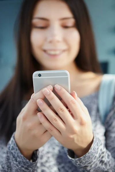 Fokusera Modern Smart Telefon Händerna Leende Ung Brunett Flicka Närbild — Stockfoto