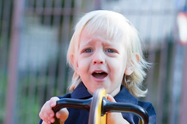 Μικρό Αγοράκι Φωνάξει Έξω Δυνατό Μόνο Στην Παιδική Χαρά — Φωτογραφία Αρχείου