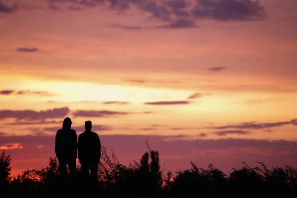 Jonge Homo Paar Kijken Naar Zon Prachtige Zonsondergang Twee Mannen — Stockfoto