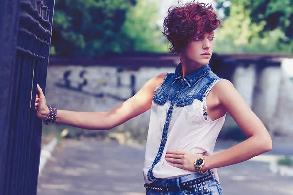Moda Adolescente Hipster Chica Con Labio Anillo Piercing Posando — Foto de Stock