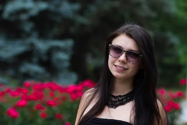 Jolie Fille Brune Dans Parc Journée Été Lumineuse — Photo