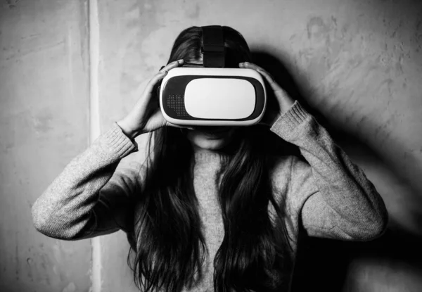 Retrato Niña Jugando Aplicación Juego Móvil Dispositivo Auriculares Realidad Virtual —  Fotos de Stock