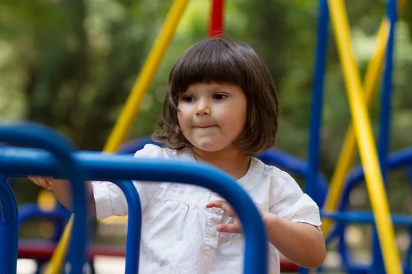 Pequena Menina Branca Divertindo Playground Dia Verão Brilhante — Fotografia de Stock