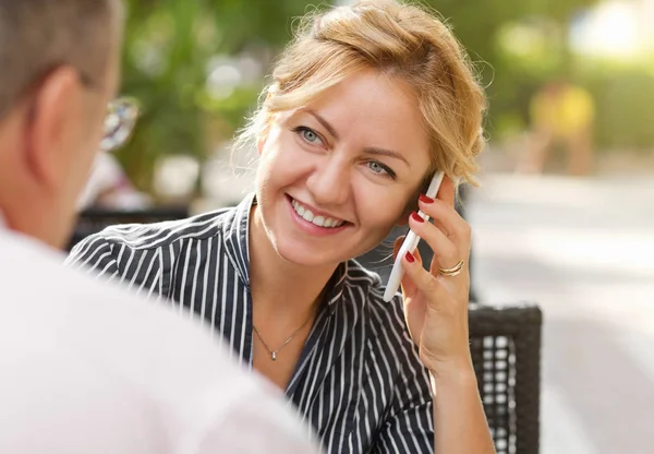 Joven Atractiva Mujer Negocios Hablando Por Teléfono Sonriendo — Foto de Stock