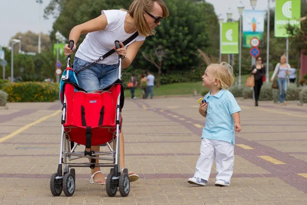 Família Feliz Desfrutando Seu Fim Semana Parque Dia Verão Brilhante — Fotografia de Stock