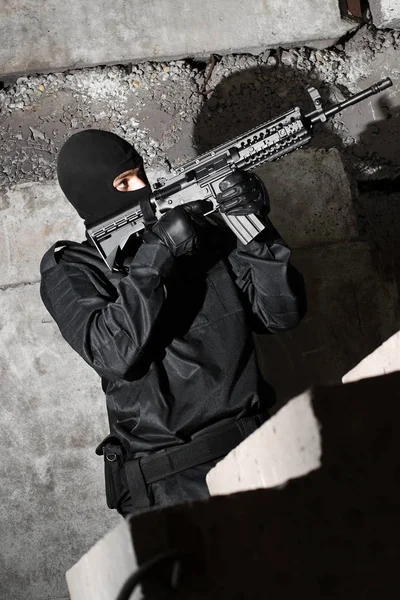Armed Terrorist Moving Staircase Gun His Hands — Stock Photo, Image