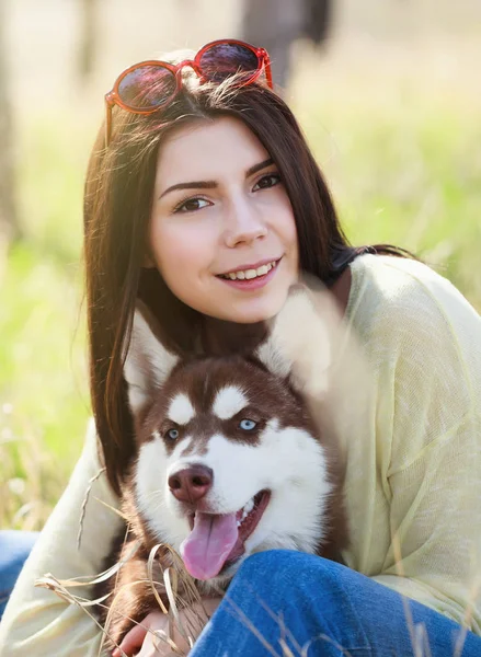 Smiling Young Brunette Girl Sitting Her Husky Dog Green Park — Stock Photo, Image