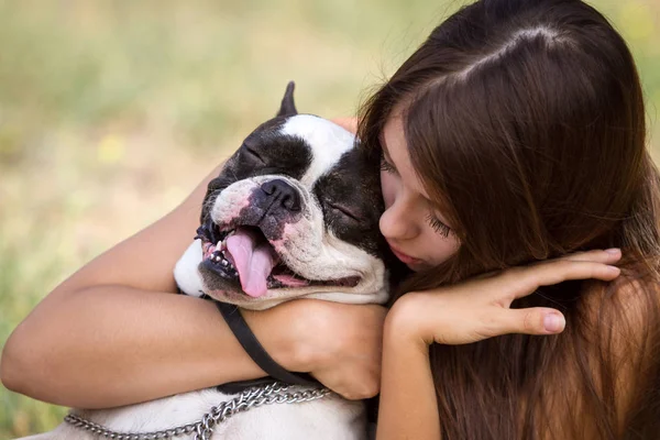 Genç Esmer Kız Parkta Onun Sağlıklı Genç Bulldog Ile Oynarken — Stok fotoğraf