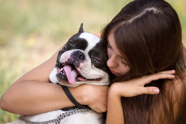 Adolescente Ragazza Bruna Che Gioca Con Suo Giovane Bulldog Sano — Foto Stock