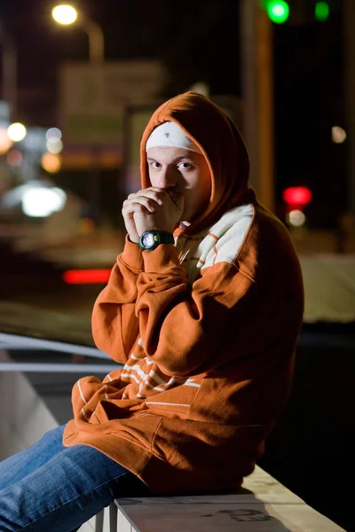 Joven Hombre Moda Posando Aire Libre Ciudad — Foto de Stock