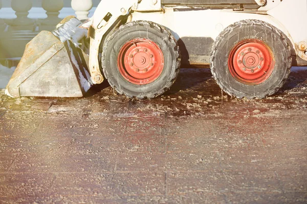 Kar temizleme makinesi kürek ile dondurucu kış yol kar ve buz ile temizleyin. Kar-pulluk kar şehrin sokaklarında kaldırın. Kış servis araç kar üfleyici iş. Karlı buzlu yollarda dikkatli 