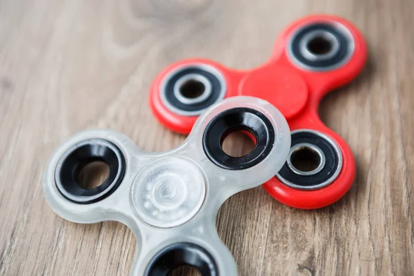 Popüler parmak spinner aygıt. Modern topluca iplik oyuncak yatakları üzerinde. Elinde sıralayacağız ve serin yeni püf noktaları öğrenin. Bu yeni dönen becerikli alet ile eğlenin.