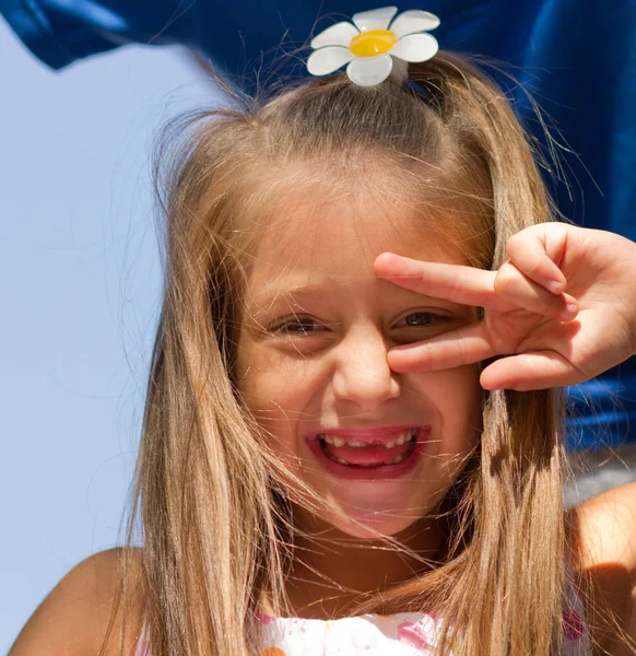 Nettes Kleines Mädchen Posiert Bei Strahlendem Sommertag Auf Dem Spielplatz — Stockfoto