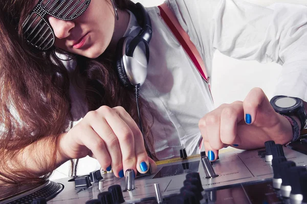 Young Disc Jockey Girl Crossfading Tracks Professional Mixing Controller — Stock Photo, Image