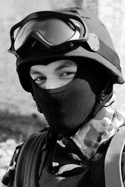 Genç Yetişkin Askerin Tam Mühimmat Maske Kask Gözlük Yelek — Stok fotoğraf