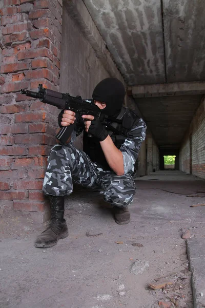 Hombre Militar Totalmente Equipado Con Armas Automáticas Jugando Béisbol — Foto de Stock