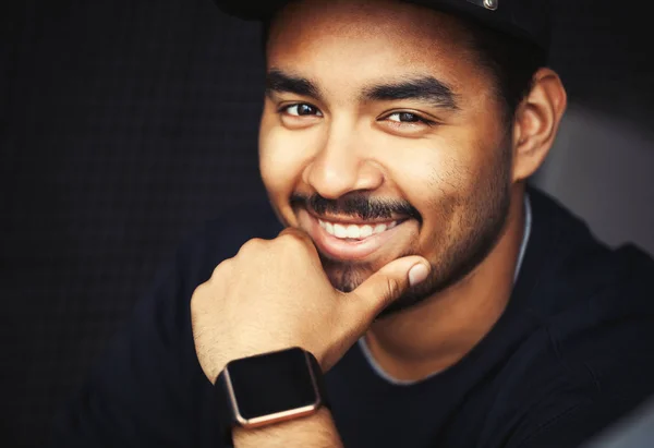 Trendy Akıllı Saatler Giyen Gülümseyen Genç Siyah Adam Internet Şamata — Stok fotoğraf