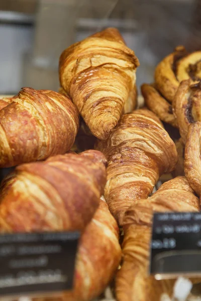 Färsk Ugnsbakad Croissant Bakelse Till Försäljning Café Tomma Prislappen Ramar — Stockfoto