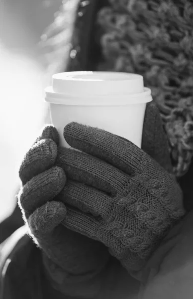 Frau Halten Sauberes Weißes Papier Kaffeebecher Händen Mädchen Hält Klare — Stockfoto