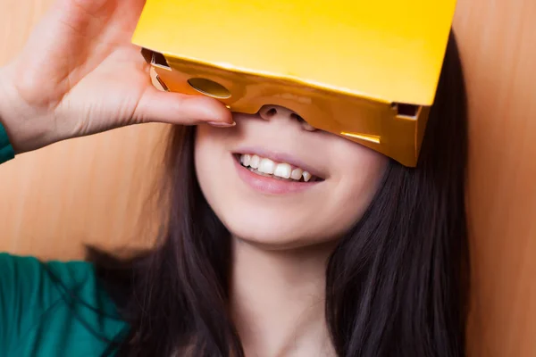 Muchacha Joven Atractiva Jugando Videojuego Con Cartulina Virtual Realidad Aumentada —  Fotos de Stock