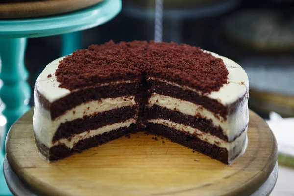 Büyük beautifil kek yarıya içine kesti. Kremalı pasta kırıntıları tepesi ile. Fırın ürün. Lezzetli İtalyan restoran tatlı gıda menü arka plan