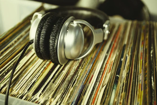 Dj, müzik aşığı, hipster için vinil kayıtlar koleksiyonu. Kulaklığımda analog kayıt dinlemek. Analog ses ekipmanları