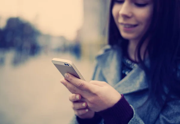Ung Kvinna Med Hjälp Moderna Smartphone Med Dubbla Kamera Trendiga — Stockfoto