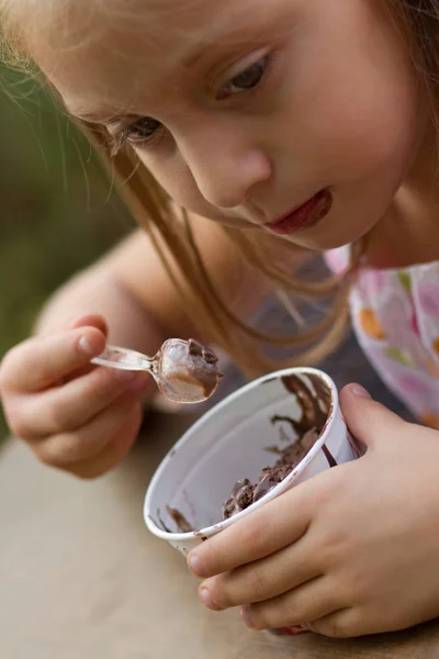 Маленький Брат Сестра Їдять Морозиво Кафе Відкритому Повітрі — стокове фото