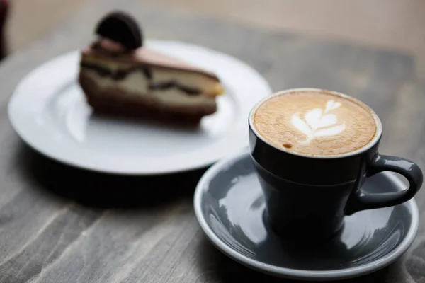 Świeża Kawa Latte Drinka Bułka Masłem — Zdjęcie stockowe