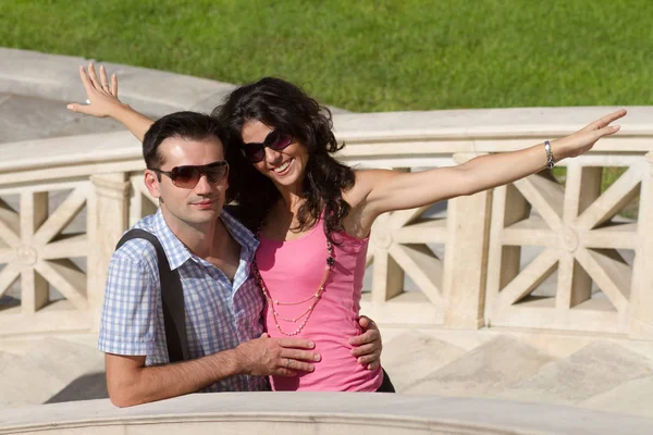 Young Happy Couple Sightseeing Greek Capital City Athens Bright Sunny — Stock Photo, Image