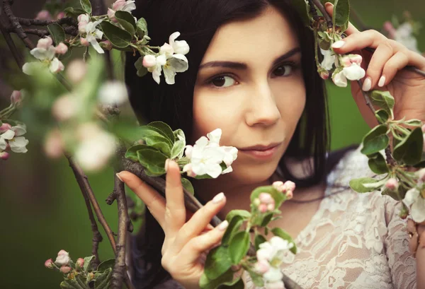 Vonzó Fiatal Pózol Lilic Virágok Zöld Parkban Fényes Tavaszi Napon — Stock Fotó
