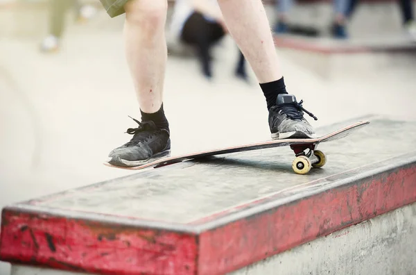 Skater Jongen Slijpen Een Richel Outdoor Skatepark Populaire Extreme Sport — Stockfoto