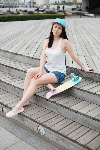 Tineri Bruneta Femeie Așezat Aer Liber Skateboard Crucișător Scurt Ziua — Fotografie, imagine de stoc