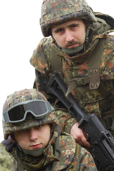 軍事援助陸軍のチームワーク 戦闘服でウクライナ軍の迷彩で武装兵士 ウクライナ東部での戦争 自動小銃 — ストック写真