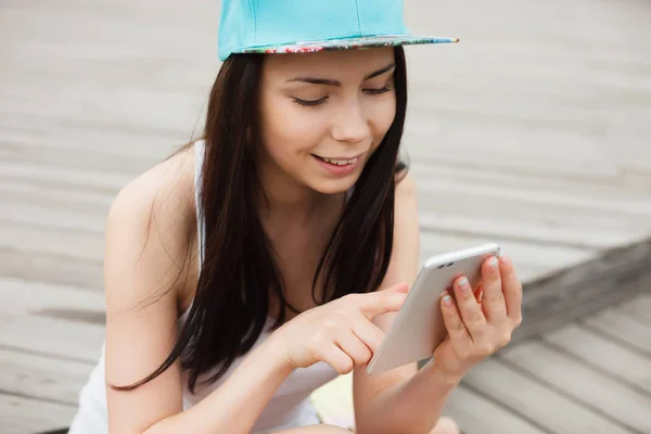 Attractive White Brunette Woman Using Her Phablet Smartphone Dual Rear — Stock Photo, Image