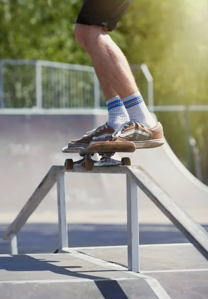 Extreme Athlete Doing Classic Grind Square Rail Top Fun Box — Stock Photo, Image