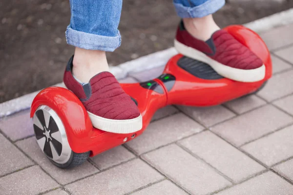 Voeten Van Een Gir Marsala Schoenen Rijden Moderne Rode Elektrische — Stockfoto