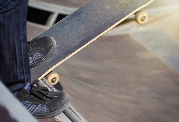 Pernas Uma Patinadora Feminina Topo Que Enfrenta Uma Rampa Pronta — Fotografia de Stock