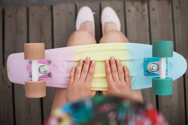 Giovane Ragazza Che Tiene Colorato Breve Cruiser Skateboard Popolare Piccolo — Foto Stock