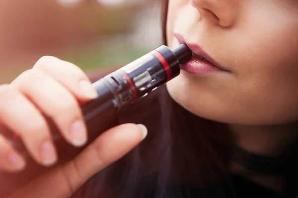 Vaporizzatore Popolare Dispositivo Cig Riempito Con Liquido Juice Trendy Gagdet — Foto Stock