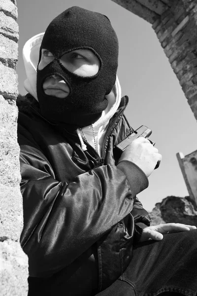 Zločinec Černé Masce Nesoucí Samonabíjecí Pistole Schovává Rohem — Stock fotografie