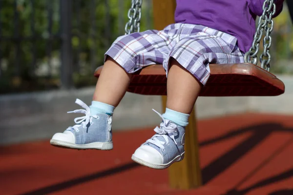 Pés Bebê Irreconhecível Balançando Playground Sozinho — Fotografia de Stock